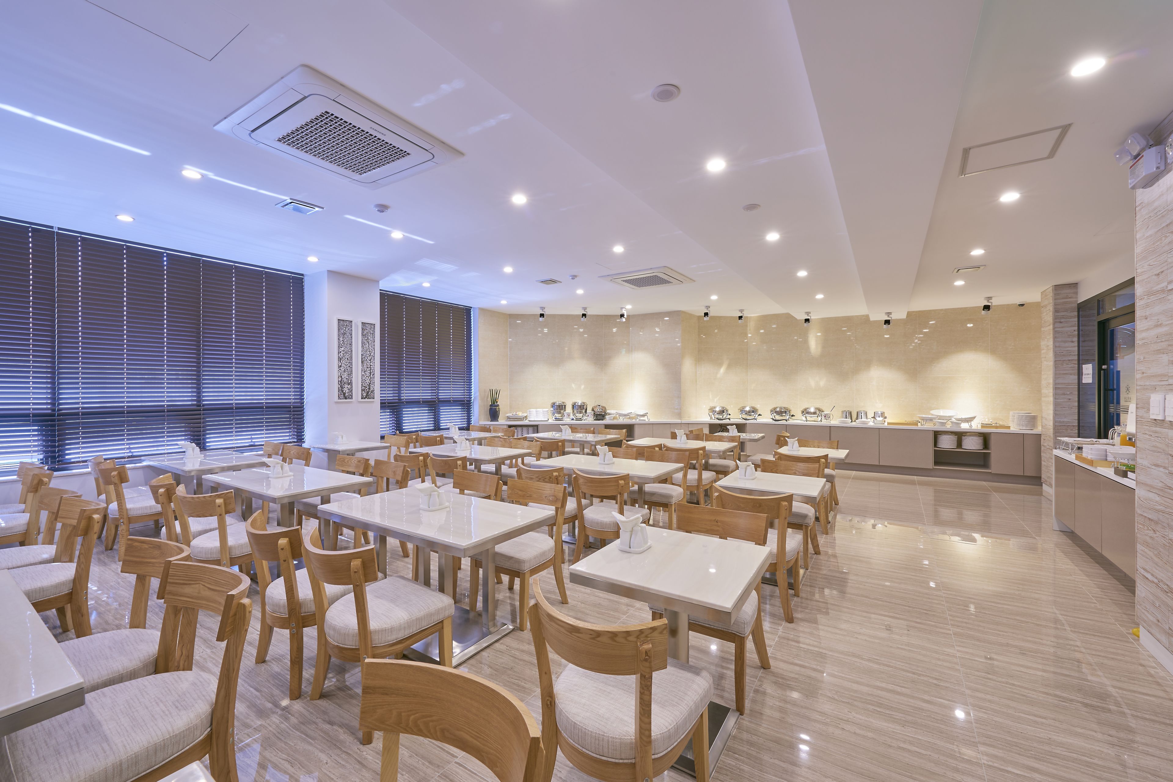 Café da manhã com buffet todos os dias (KRW 15000 por pessoa) 