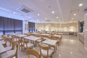 매일 뷔페 아침 식사 유료