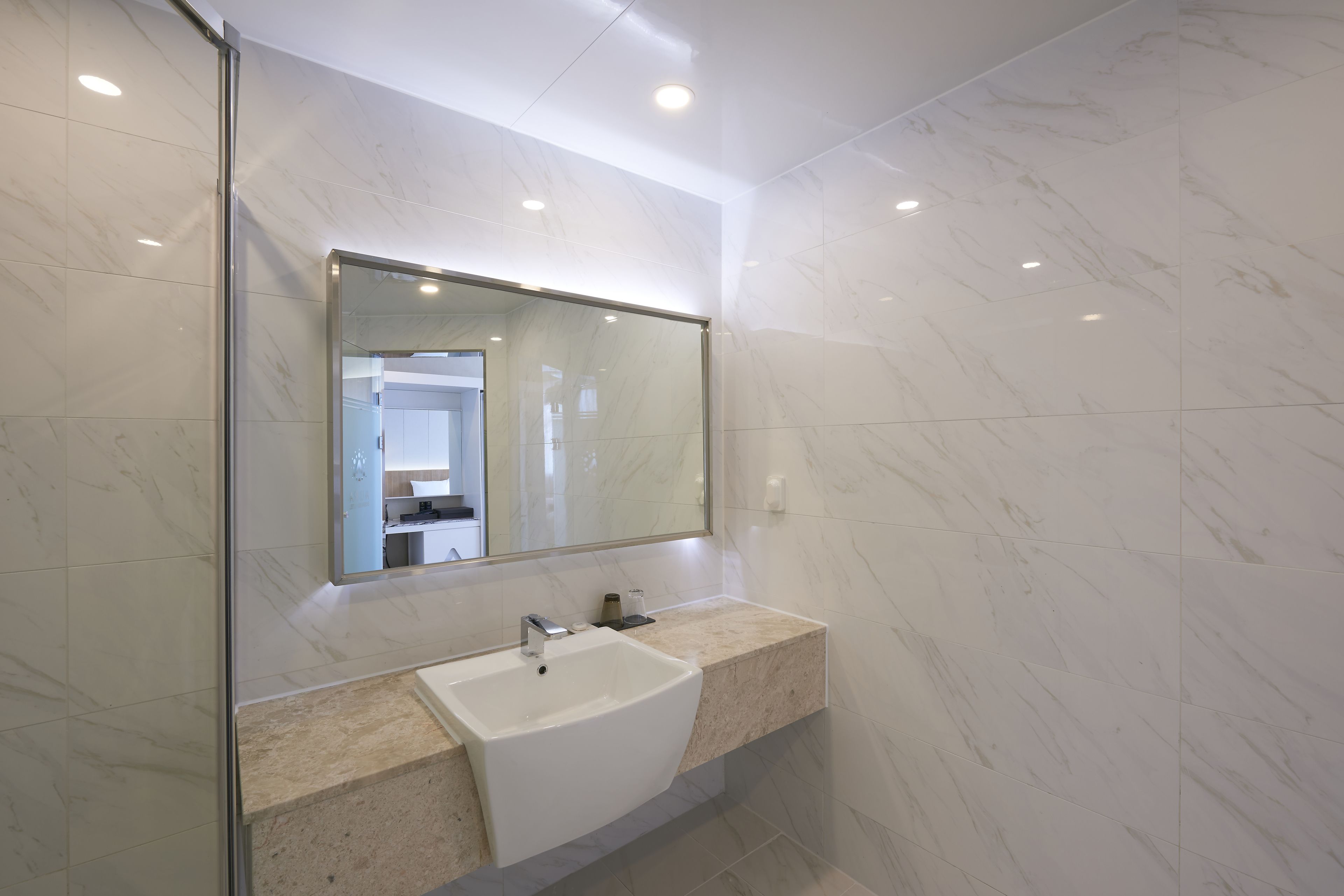 premium twin room | bathroom sink