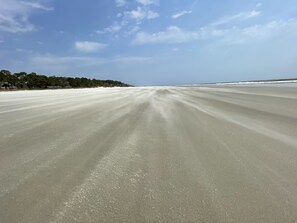 Vlak bij het strand, ligstoelen aan het strand