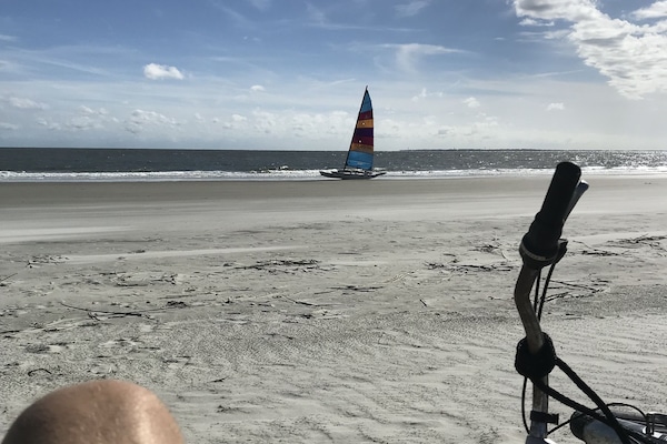 Vlak bij het strand, ligstoelen