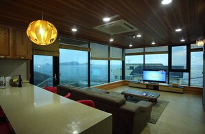 Living area - Seaside View Pension (Jeju City)