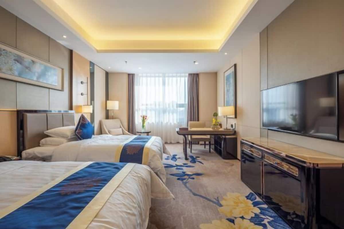 Een minibar, een kluis op de kamer, een bureau, verduisterende gordijnen