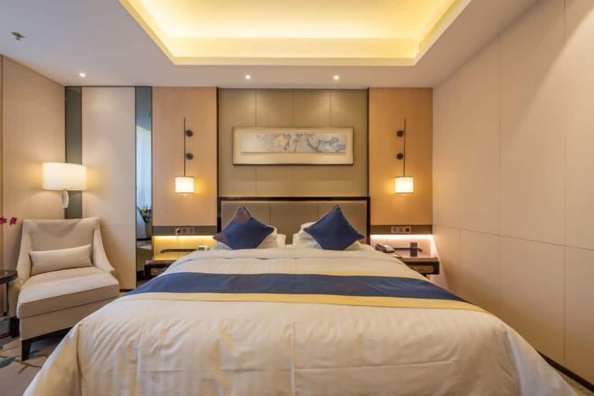 Een minibar, een kluis op de kamer, een bureau, verduisterende gordijnen