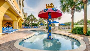 Una piscina techada, una piscina al aire libre de temporada