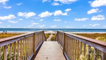 Una spiaggia nelle vicinanze