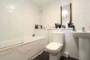 Deluxe-Zimmer | Badezimmer | Dusche, kostenlose Toilettenartikel, Hausschuhe, Handtücher