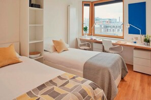 Deluxe-Zweibettzimmer | Schreibtisch, Verdunkelungsvorhänge, kostenloses WLAN