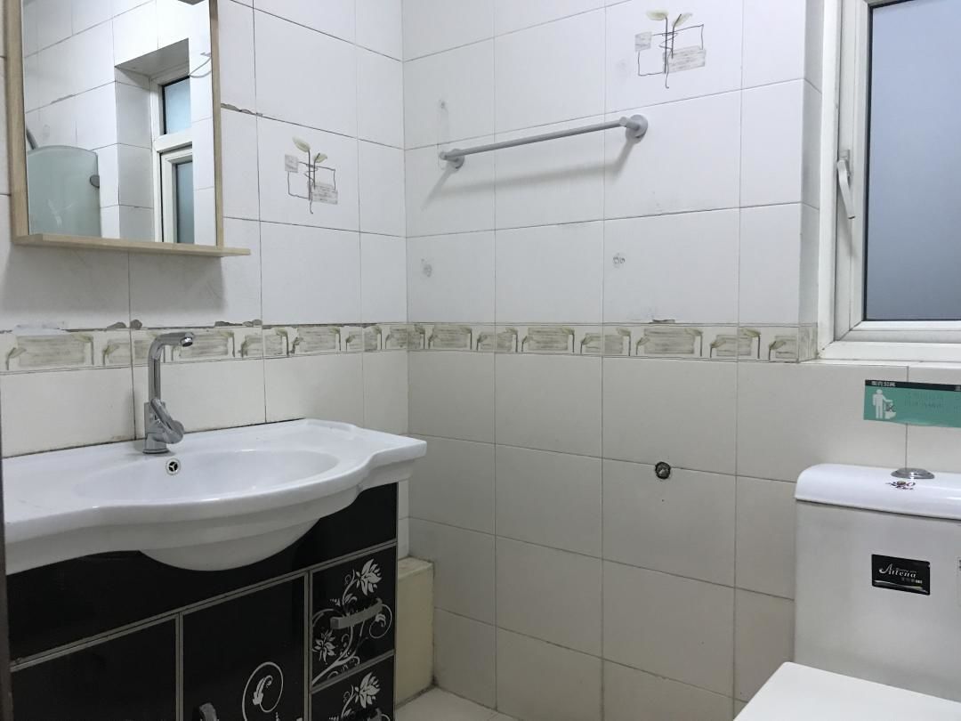 deluxe twin room | bathroom | shower, free toiletries, slippers, towels