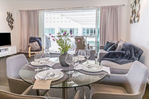 Princes Wharf 1BR Home Away From Home