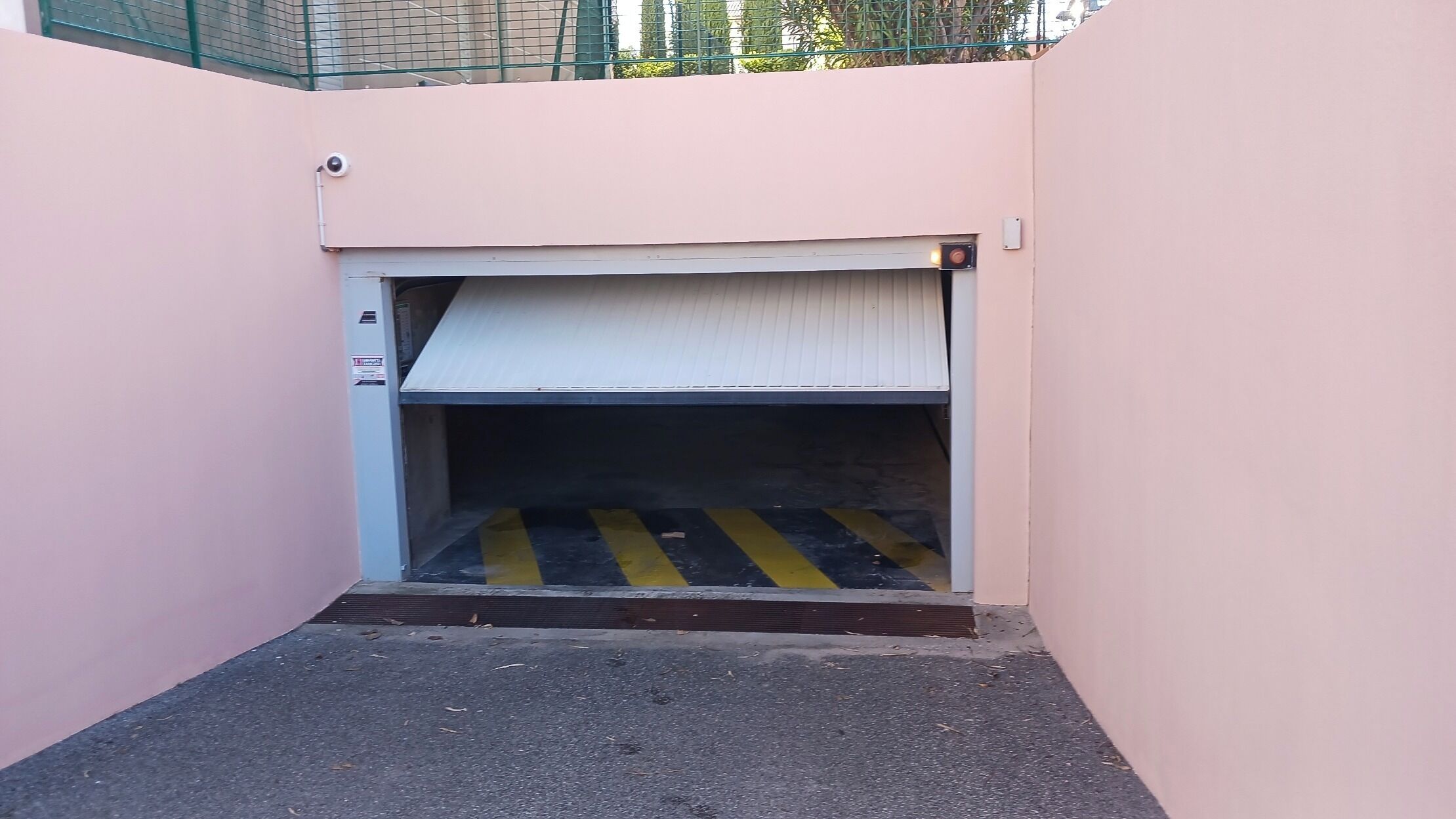 Un carreró estret amb una porta de garatge tancada.
