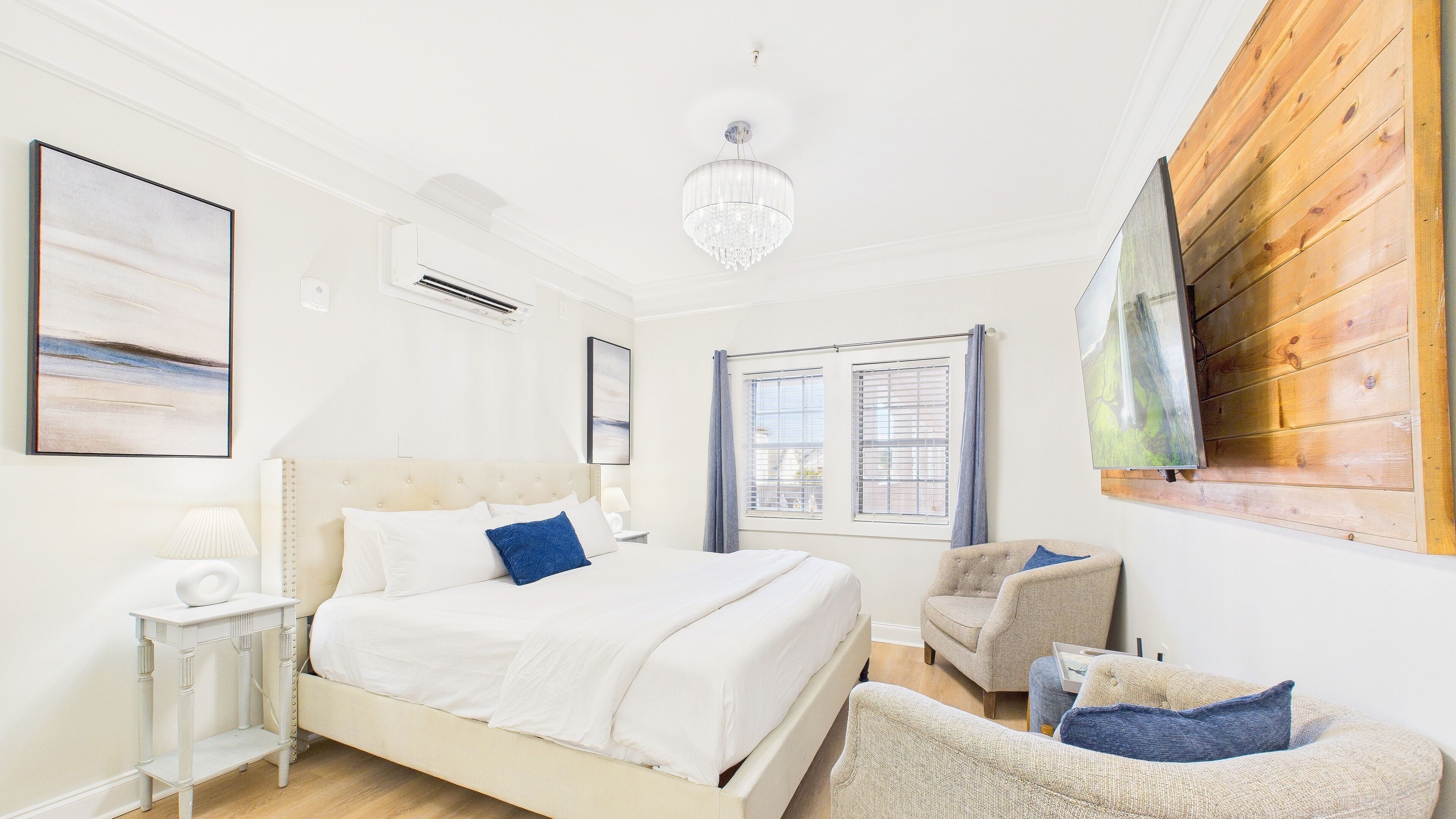 Studio space with king bed (sleeps 2)