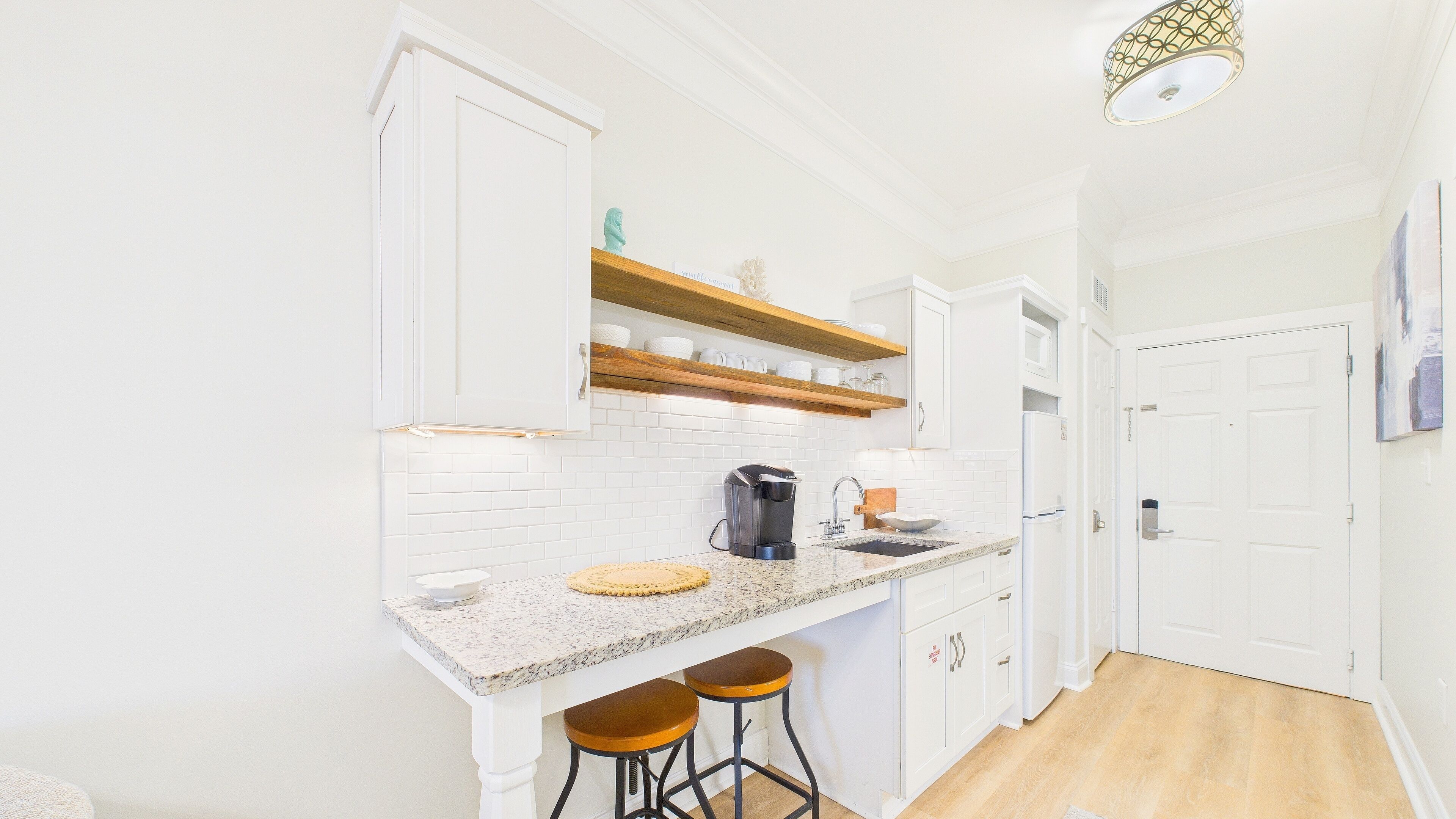 冷蔵庫、電子レンジ、コーヒー / ティーメーカー、トースター