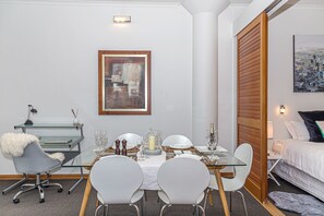 Appartement, 1 chambre | Repas dans la chambre