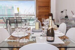 Appartement, 1 chambre | Repas dans la chambre