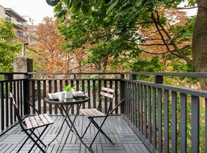 Outdoor dining - Boutique Penthouse Designer 1 BR Suite w/2 Balconies in Downtown Toronto (Toronto)