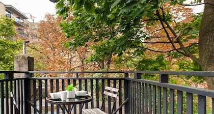 Boutique Penthouse Designer Style 1 BR Suite w / 2 Balconies in Toronto Downtown