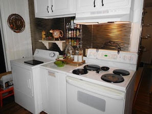 Kjøleskap, mikrobølgeovn, ovn og kokeplater