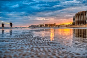 Sur la plage, chaise longue, serviettes de plage