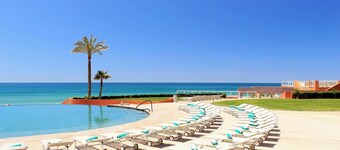 Condominio de lujo con vista al mar Fase II.    Bellamente decorada 2BD + Litera