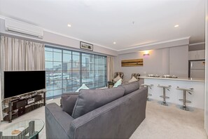 Penthouse, 1 chambre | Coin séjour | Télévision à écran plat, Netflix, station d'accueil iPod