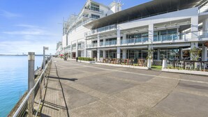 Hotel frente al mar con diseño moderno, que cuenta con varios balcones y grandes ventanales.