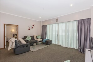 公寓, 2 间卧室 | 起居区 | 50-英寸纯平电视(配备数码频道)、电视、Netflix