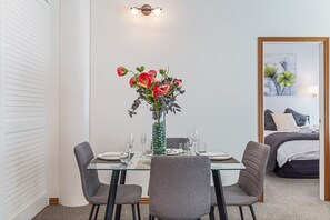 Appartement, 2 chambres | Restauration dans la chambre
