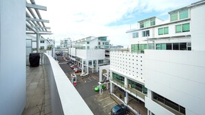 Un bâtiment moderne doté d’un parking et d’une galerie couverte.