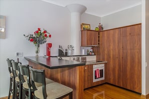 Appartement, 2 chambres | Cuisine privée | Réfrigérateur grande capacité avec congélateur, four à micro-ondes