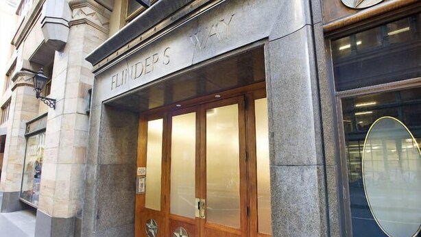 Une entrée d’immeuble avec une plaque portant l’inscription « FLINDERS WAY ».