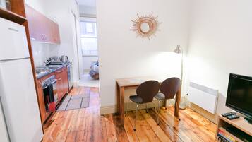 Design Studio, 1 Queen Bed | In-room dining