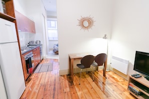 Studio Design, 1 grand lit | Restauration dans la chambre