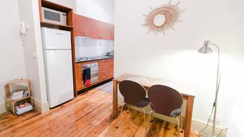 Design Studio, 1 Queen Bed | Private kitchen | Full-sized fridge, microwave, oven, stovetop