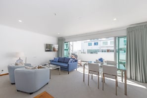 Departamento, 2 habitaciones | Área de sala de estar | Televisión de pantalla plana de 48 pulgadas con canales digitales