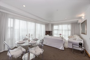 Interior detail - Panoramic Views - 2 Bedroom Sub-Penthouse (Auckland)