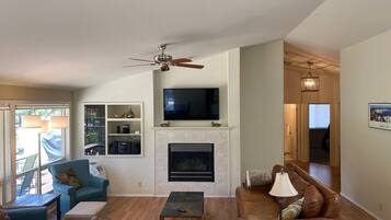 Smart TV, chimenea, videojuegos y reproductor de DVD