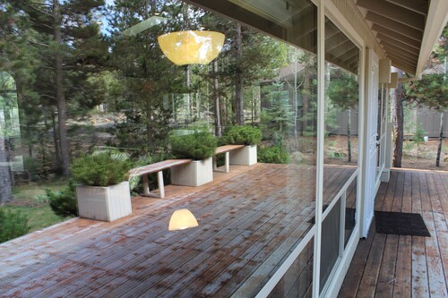 Single Level Comfy Sunriver Home With Open Floor Plan & Close To Ft Rock Park