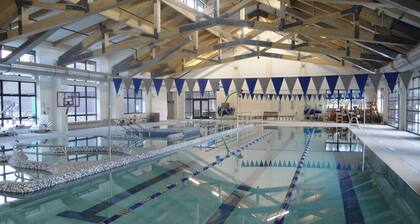 Casa Sunriver cómoda de un solo nivel con plano de planta abierto y cerca de Ft Rock Park