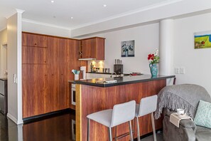 Apartamento, 1 quarto | Cozinha privada | Geladeira grande, micro-ondas, fogão, cooktop
