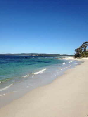 Una playa cerca, arena blanca