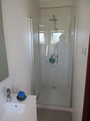 Een bad/douchecombinatie, een haardroger, een bidet, handdoeken