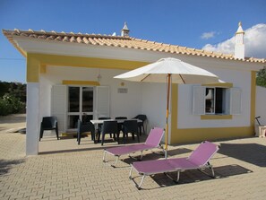 Outdoor dining - Oasis of tranquility - Villa with secure pool and large garden (Alcantarilha)