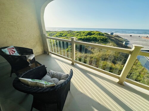 Prime Direct Oceanfront close to everything! Friday-Friday summer rental weeks!