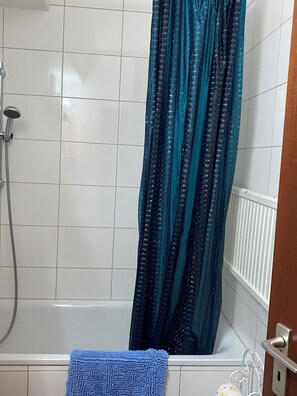 Combined shower/tub, hair dryer, towels, soap - Great location in the center, well equipped to accomplish everything on foot. (Düsseldorf)