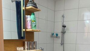 وحدات دش مع أحواض استحمام، مجففات شعر، مناشف، صابون