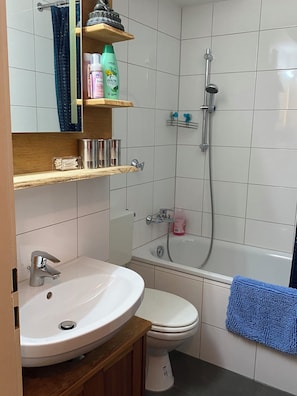 Combinazione doccia/vasca, asciugacapelli, asciugamani, sapone