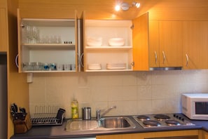 Standard Apartment, 1 Bedroom, Pool Access, Courtyard View | Private kitchen | Full-sized fridge, microwave, oven, stovetop - Riverpark-studio apartment (Highgate Hill)