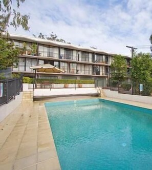 Hồ bơi ngoài trời phục vụ theo mùa