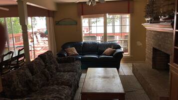 Een televisie en een open haard